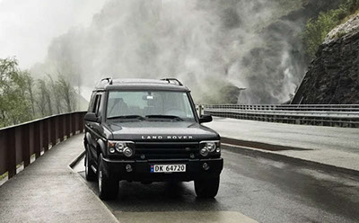 Land Rover Discovery V8 waterfall