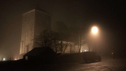 Land Rover Discovery V8 and Church fog